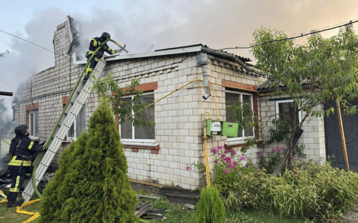 У Київській області внаслідок атаки поранено чоловіка, ушкодження – в різних районах