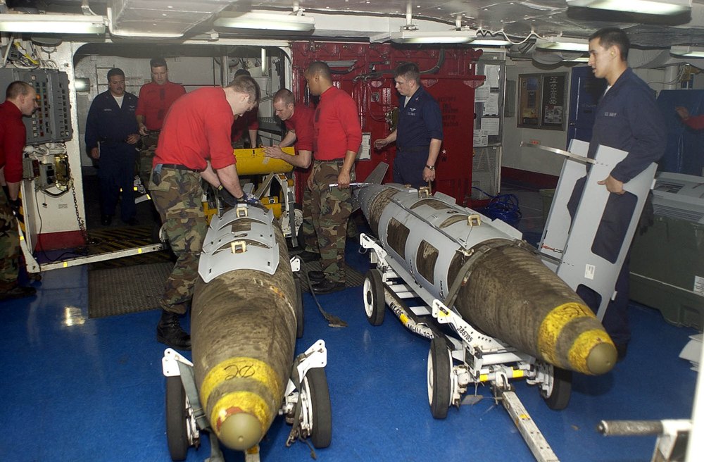  Підготовка бомб <i>Joint Direct Attack Munition (JDAM)</i> перед тим, як їх підвісили на літак для бойового вильоту на палубі американського авіаносця <i>USS Constellation CV-64</i>, Перська затока, 19 березня 2003 р.