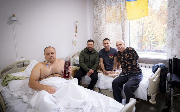 Зеленський зустрівся з пораненими воїнами та вручив нагороди