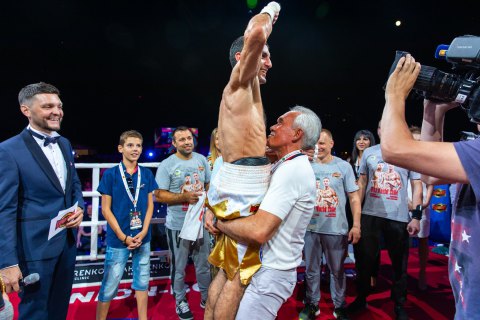 Украинец Далакян защитил титул чемпиона WBA с переломом руки