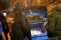 В Киеве двое мужчин пытались сбыть 240 тыс. фальшивых долларов
