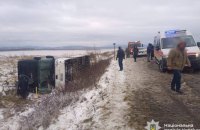На Прикарпатті перекинувся рейсовий автобус: є загиблий і 13 постраждалих (оновлено)