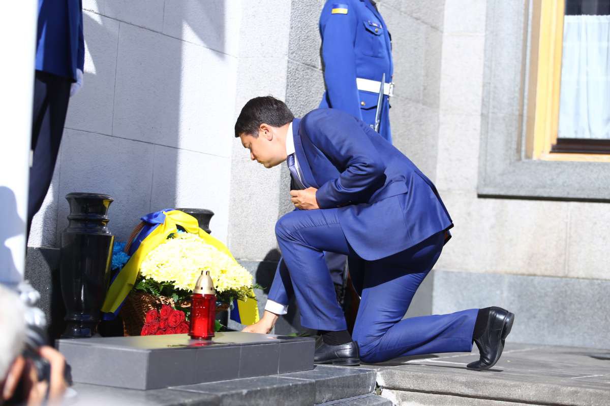 Почтение памяти погибших 31 августа 2015 года под парламентом нацгвардейцев