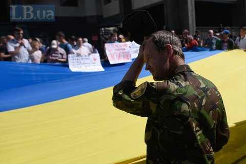 Возле Конституционного суда митингуют сторонники и противники отмены указа о роспуске Рады