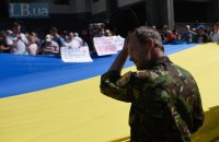 Возле Конституционного суда митингуют сторонники и противники отмены указа о роспуске Рады