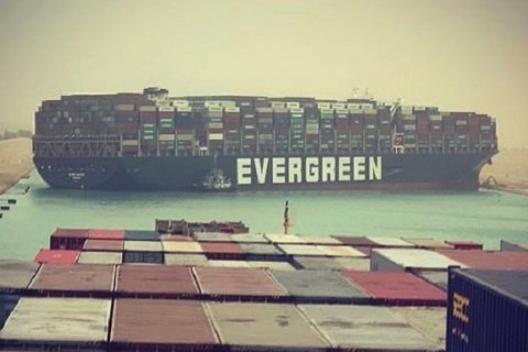 Гигантский контейнеровоз сел на мель и заблокировал движение в Суэцком канале