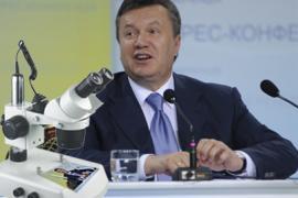 Януковича изобразили на рисовом зернышке