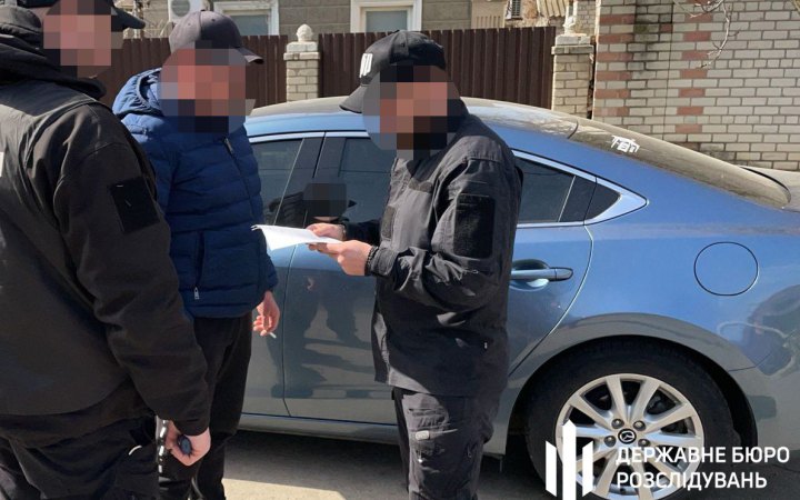 На Херсонщині правоохоронці затримали двох військових посадовців, які виплачували фіктивні "бойові" солдатам