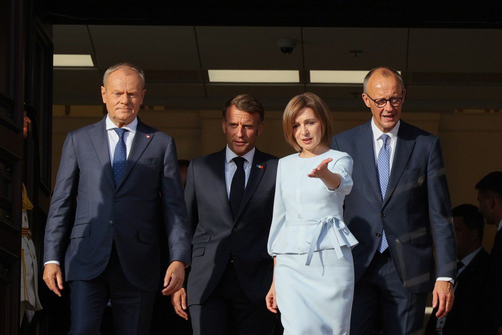 Прем'єр-міністр Польщі Дональд Туск, Президент Франції Еммануель Макрон , Президент Молдови Майя Санду та
канцлер Німеччини Фрідріх Мерц під час зустрічі в Кишиневі, 27 серпня 2025 року.