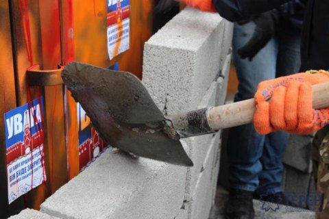 ​Отделение Сбербанка в Тернополе замуровали бетонными блоками 