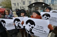 Посольство России в Киева пикетировали в поддержку журналистов Сущенко и Семены