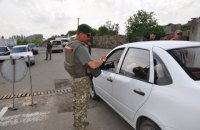 На КПВВ "Новотроицкое" задержали украинца с георгиевской лентой и прессой "ДНР"