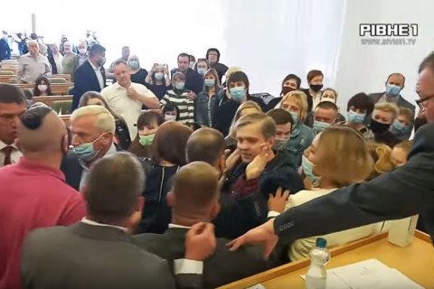 На сессии облсовета в Ровно подрались депутаты