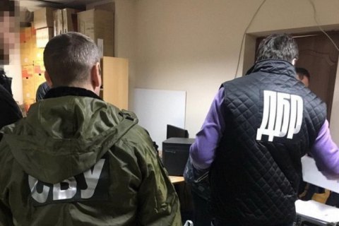 Співробітник ДМС у Чернівецькій області попався на хабарі за видачу біометричних закордонних паспортів "без черги"