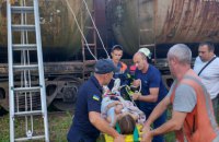 На Львовщине 14-летнюю девушку ударило током на железнодорожной цистерне
