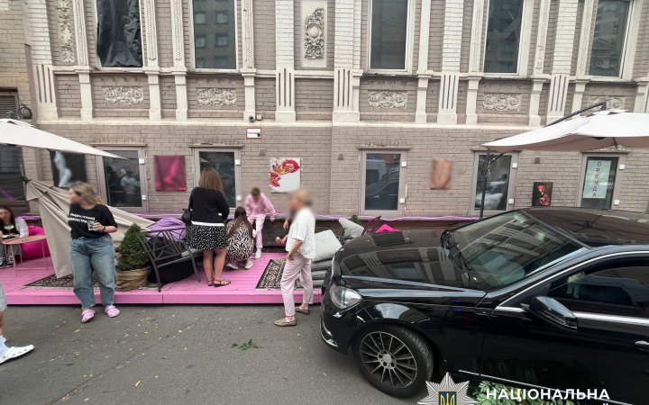 У Києві жінка за кермом Mercedes без посвідчення водія в’їхала в літню терасу ресторану, є потерпіла