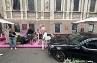 У Києві жінка за кермом Mercedes без посвідчення водія в’їхала в літню терасу ресторану, є потерпіла