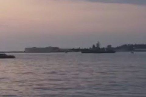 В Севастопольской бухте на рейд выведен военный корабль
