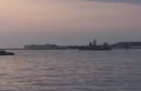 У Севастопольській бухті на рейд виведено військовий корабель