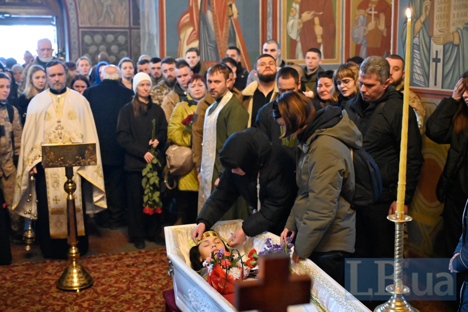 Прощання із загиблими бійцями Денисом Дайнеко та Анастасією Мар’янчук у Михайлівському соборі у Києві.
