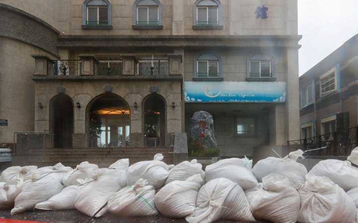 Тайвань евакуює сотні людей через наближення тайфуну Подул