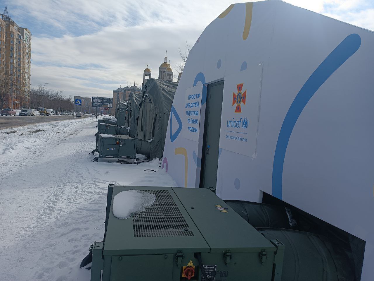 Намети обігріву ДСНС на Микільсько-Слобідській в Києві