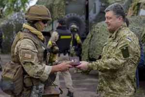 Порошенко наградил 138 военных за мужество при проведении АТО