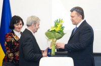 Янукович раздал по 260 тысяч лауреатам Шевченковской премии 