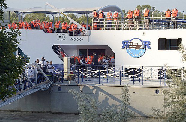Британских пассажиров эвакуируют на голландский лайнер во время паводка в Австрии