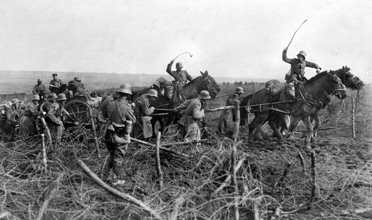Немецкая пехота помогает наступать артиллерийской части. Передислочив войска с Восточного фронта, немцы весной 1918 года имели численное преимущество на Западном фронте.