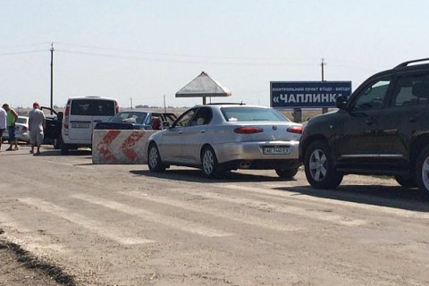 На кордоні з Кримом два КПВВ обмежили пропуск транспорту
