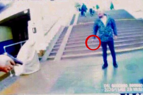 У Києві на станції метро "Славутич" чоловік напав на поліцейського через зауваження про відсутність маски