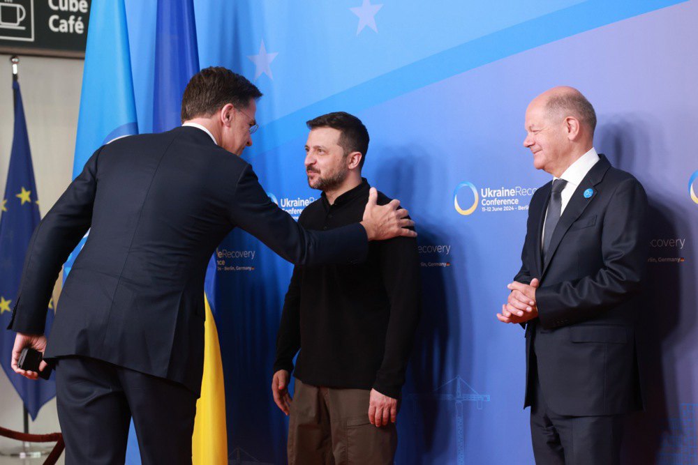 Прем’єр-міністр Нідерландів Марк Рютте вітає президента України Володимира Зеленського під час конференції у Берліні