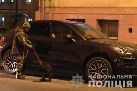 Киевлянин задержал мужчину, который пытался прикрепить к автомобилю трекер для слежения