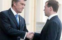Ющенко без романтизма утверждает, что Медведев пожал ему руку