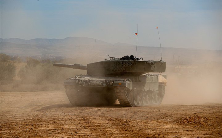 Іспанія відправила в Україну нову партію танків Leopard і різні види боєприпасів