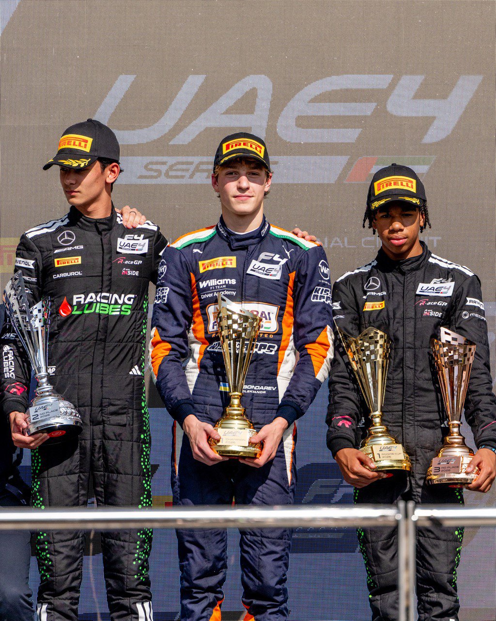 Трійка кращих чемпіонату UAE4 Series. Олександр Бондарев (по центру) з кубком переможця