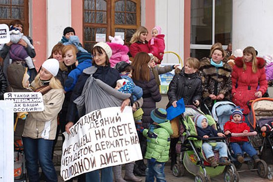 Акція протесту проти затримки виплат дитячих грошей в Симферополі