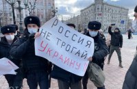 У Москві поліція затримала двох людей, які пікетували проти війни з Україною