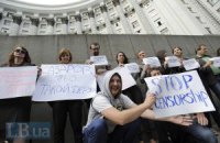 Азаров пригласил к себе журналистов, которых выгнал из Кабмина