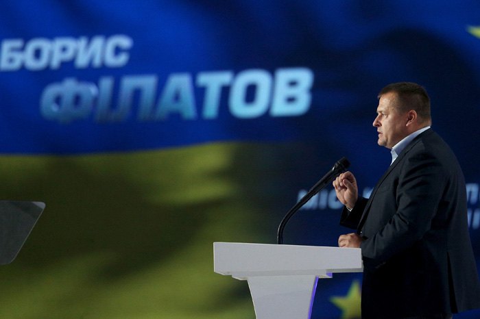 Борис Филатов під час виступу на форумі кандидата у президенти Петра Порошенка