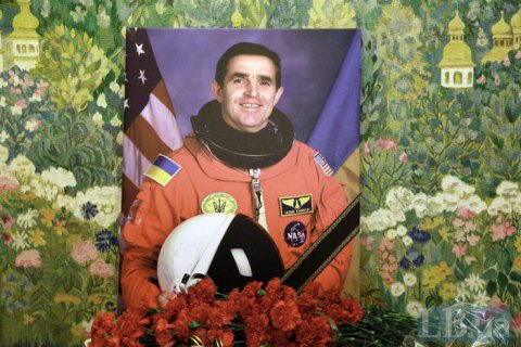 Зеленский за личные средства будет возводить памятник космонавту Каденюку
