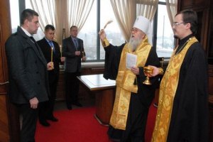 В Днепропетровске митрополит освятил кабинет начальнику СБУ