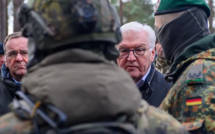 Президент Німеччини відвідав українських танкістів, які навчаються на "Леопардах"
