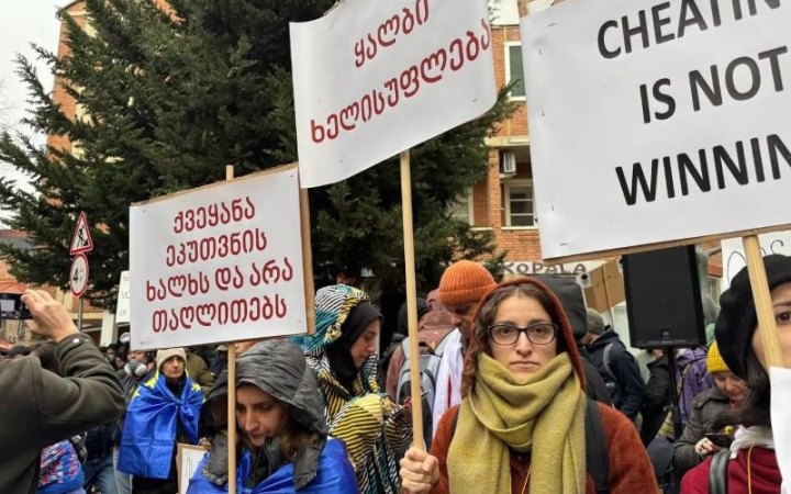 У Грузії триває акція протесту проти першого засідання парламенту, яке опозиція вважає нелегітимним 