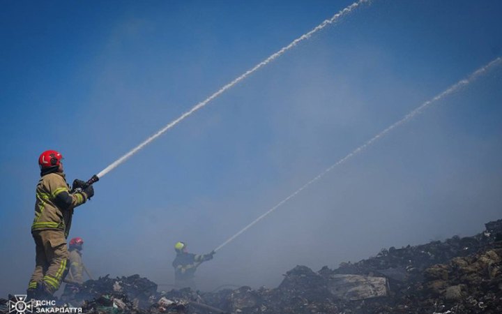 Рятувальники гасять пожежу на сміттєзвалищі поблизу Ужгорода