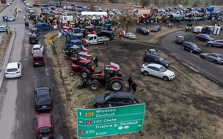 Рух вантажівок в обох напрямках через “Ягодин-Дорогуськ” призупинено