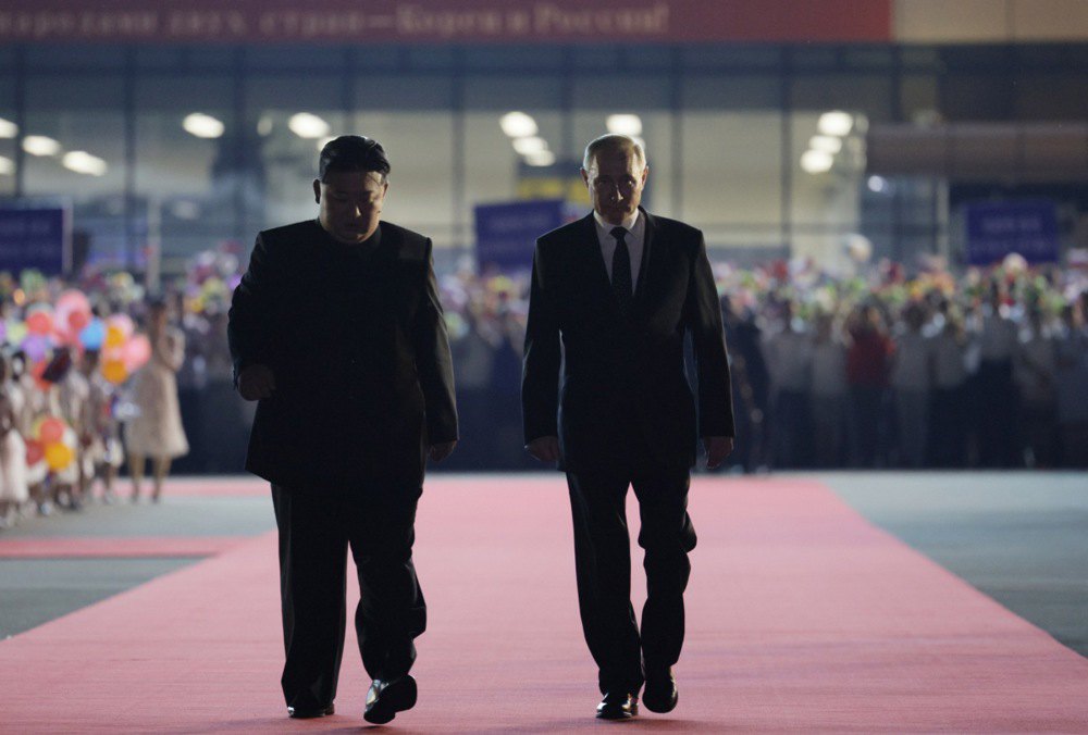 Кім Чен Ин і Путін на церемонії прощання перед відльотом російського лідера з аеропорту «Сунан» у Пхеньяні, 19 червня 2024 року.