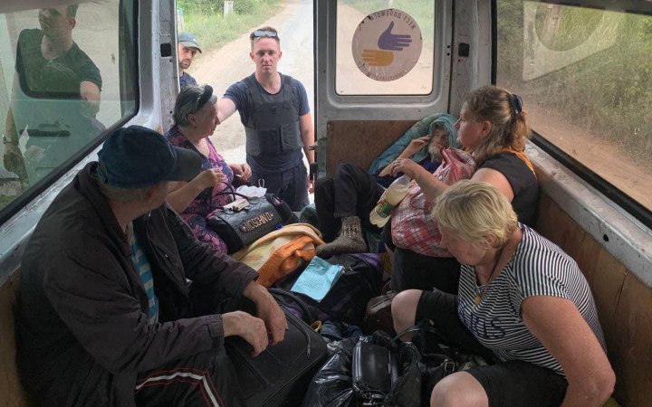 Волонтери продовжують евакуювати населення Луганщини