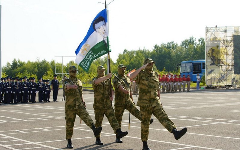 Завербовані Росією бойовики башкирського батальйону ім. Доставалова з національним прапором